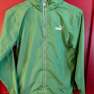 PUMA LIGHTWEIGHT ZIP-UP JACKET SIZE MEDIUM WITH FOLD DOWN HOOD.